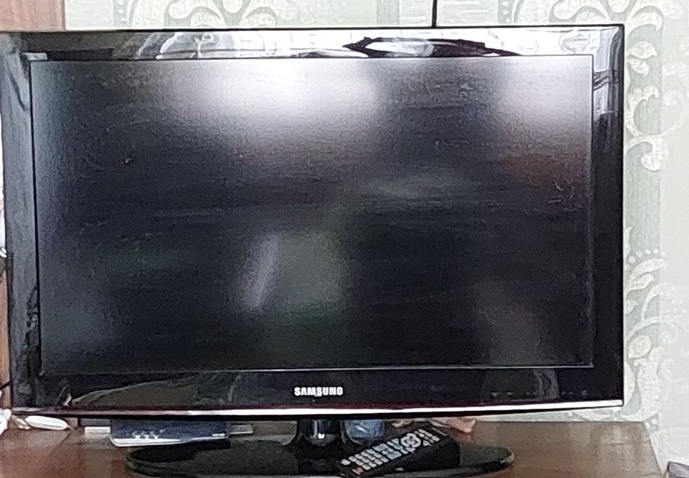 Телевизор  марки  Samsung  32"