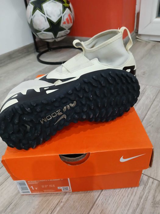 Футболни стоножки и бутонки