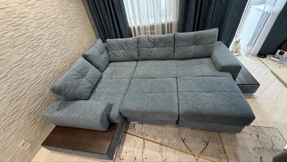 Угловой диван и 2 пуфа