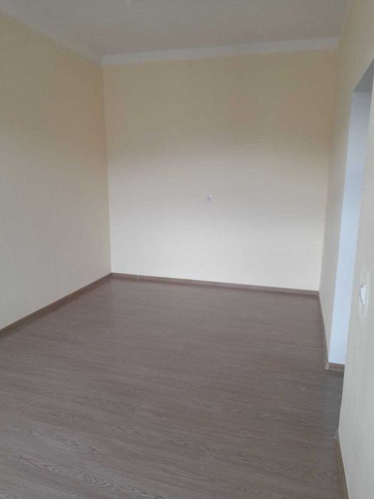 Uy yangi dom sotiladi Guzal magazini orqsida