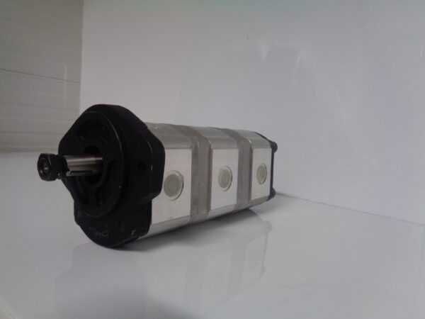 Pompa hidraulica tripla JCB.222C6.3/6.3/6.3X920JC sens rotatie dreapta