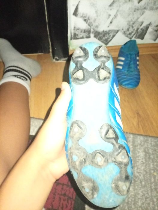 Vând ghete fotbal cu crampoane adidas