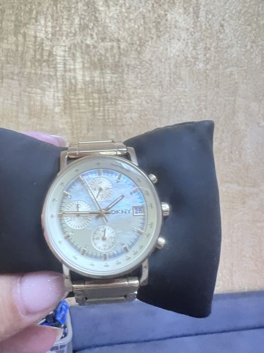 Продам часы DKNY