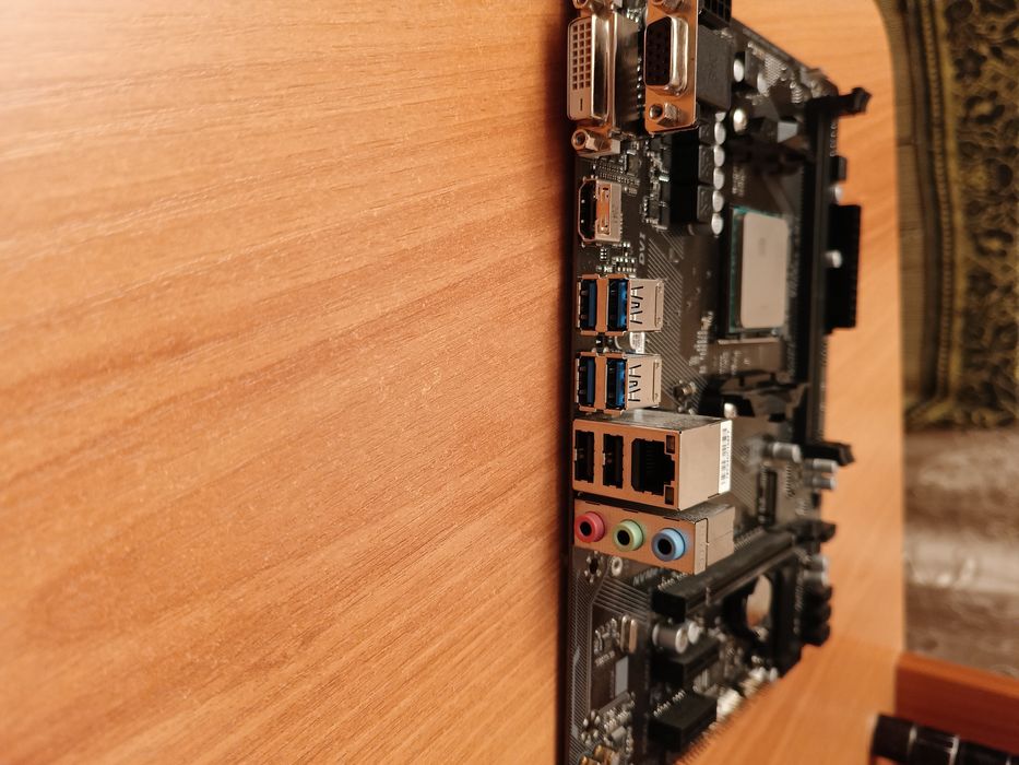 Материнская плата АМ 4 с процессором.