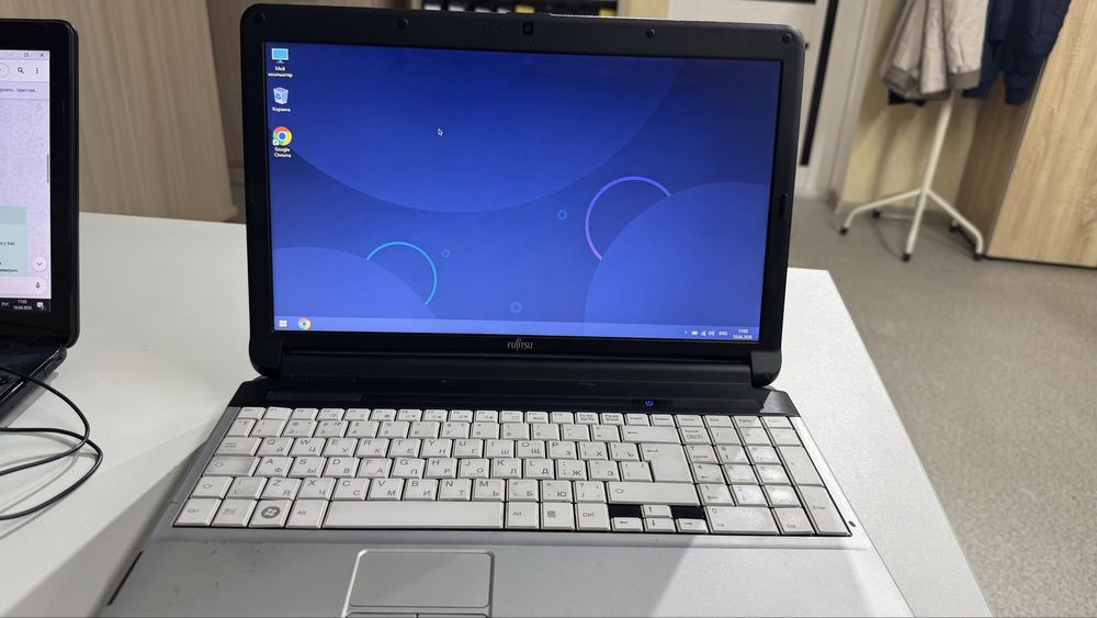 Ноутбук Fujitsu, работает отлично, недорого