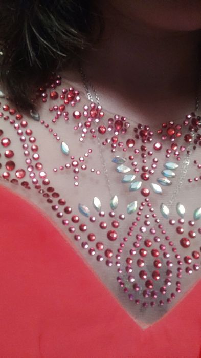 Платье кораллового цвета