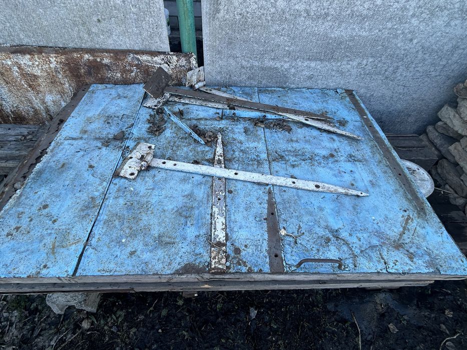 продаю гаражные ворота деревянные,