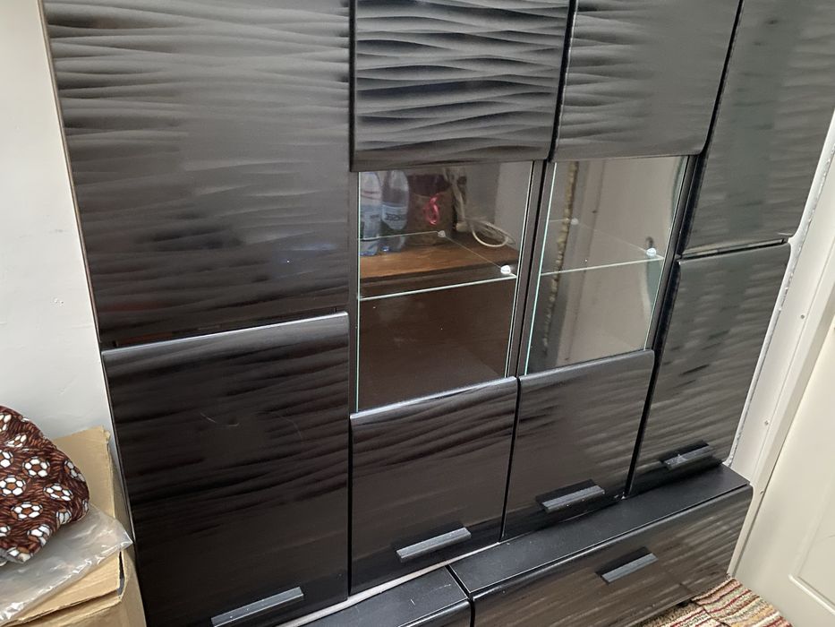 Vand dulap in stare foarte buna .Nu a fost utilizat .