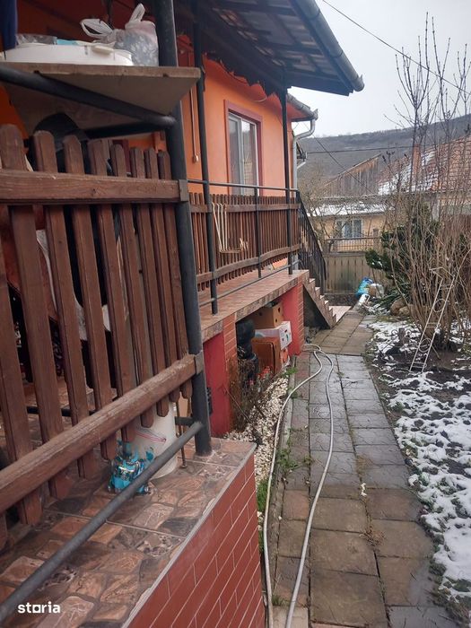 Casa cu etaj,cu garaj, mobilată, utilată, imediat ocupabila Campenita