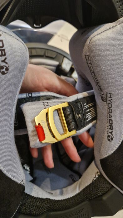 Мото шлем "ICON CARBON" .