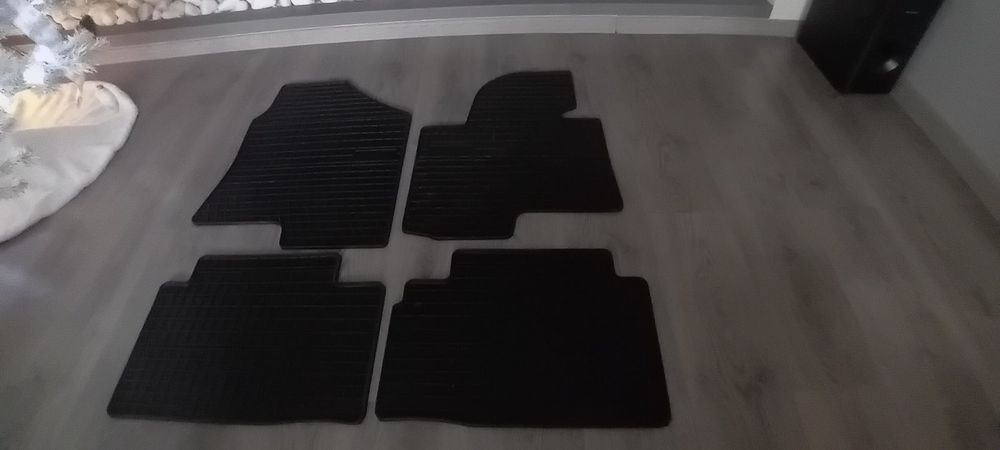 Гумени и мокетени стелки комплект !