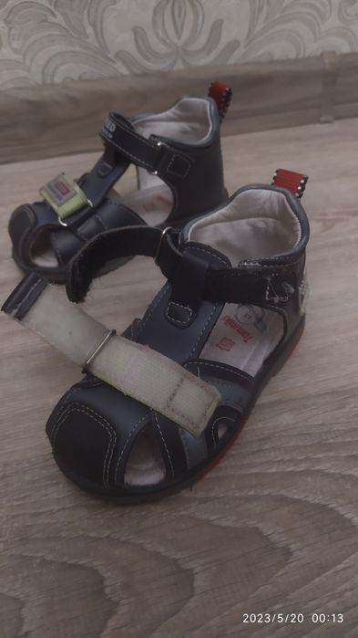Продаю отличные сандалики на мальчика