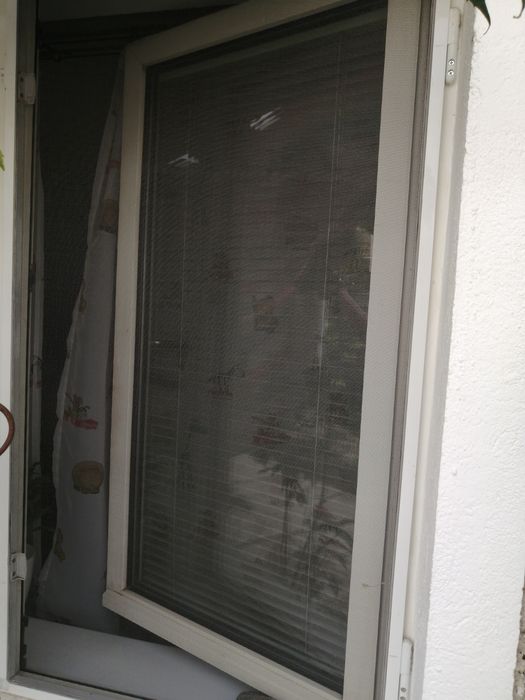 Vând site geam maro marime 62*126 2 buc noi și 1 bucata sita alba