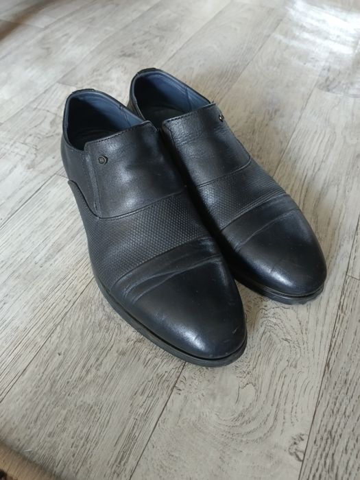 Maktab uchun tufli sotiladi.