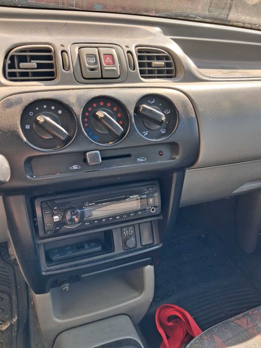 Продавам Нисан Микра