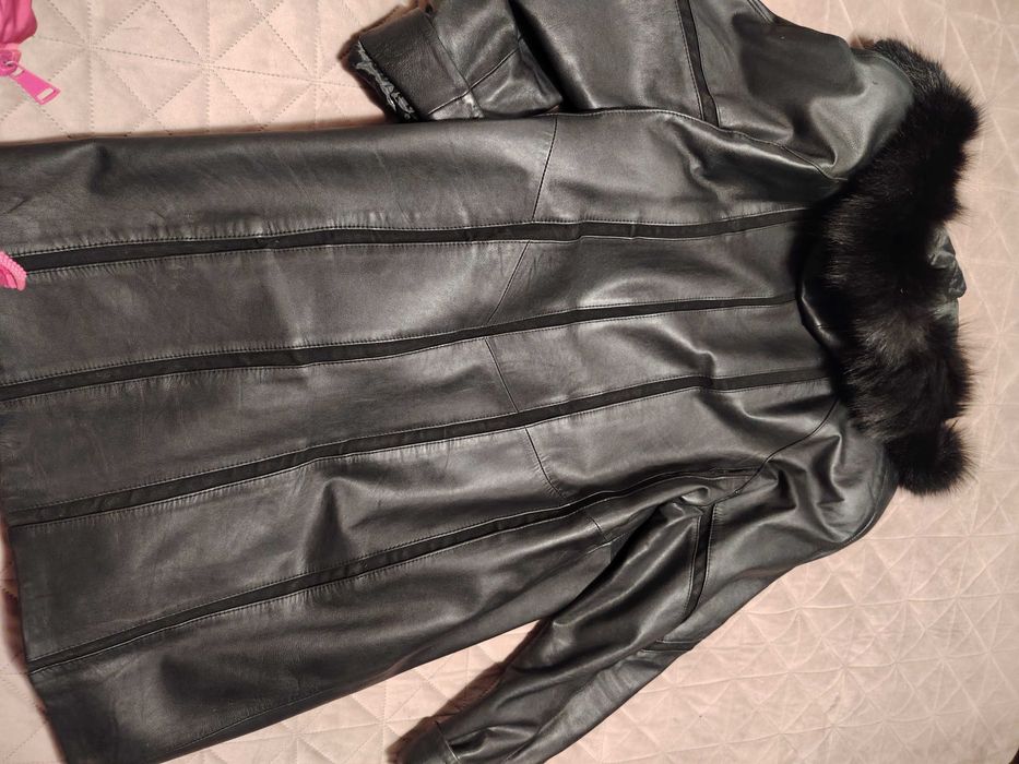 Продавам черно кожено манто