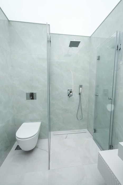 Продава се обзаведен тристаен апартамент