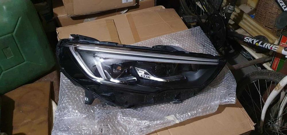 Продавам оригинален матричен LED фар за Opel Astra K.