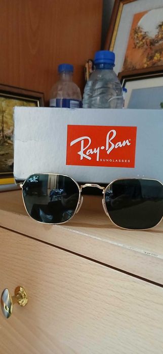Продавам неупотребявани слънчеви очила Рей Бан.