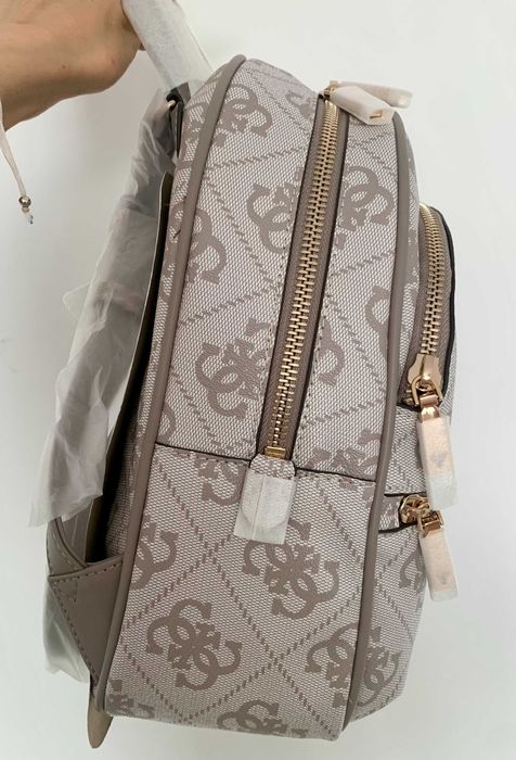 Чисто нова оригинална чанта раница на Guess в бежаво