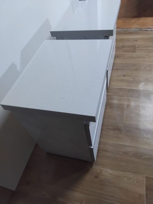 Noptiere din pal melaminat cu fronturi din mdf si manere de aluminiu
