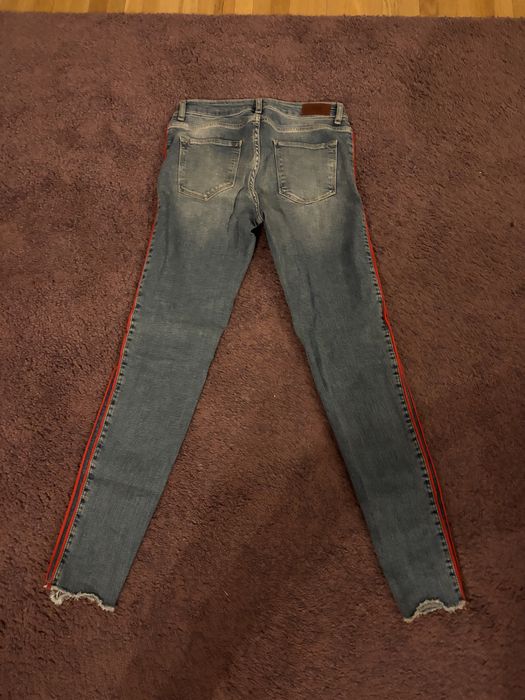 Jeans Zara cu vipusca rosie, marimea 34 (s), pret 100 lei