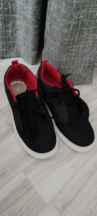 Продам 2 пары кроссовок