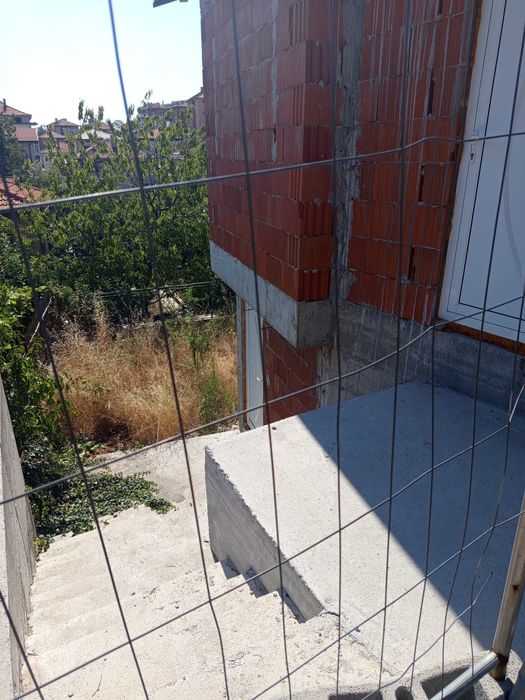 Двуетажна къща с акт 15