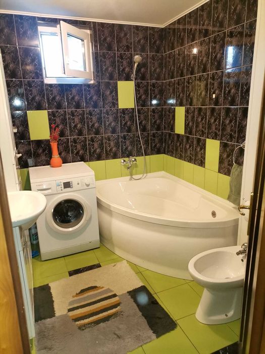 Vand apartament cu 4 camere, strada Imparatul Traian, aproape de Policlinica