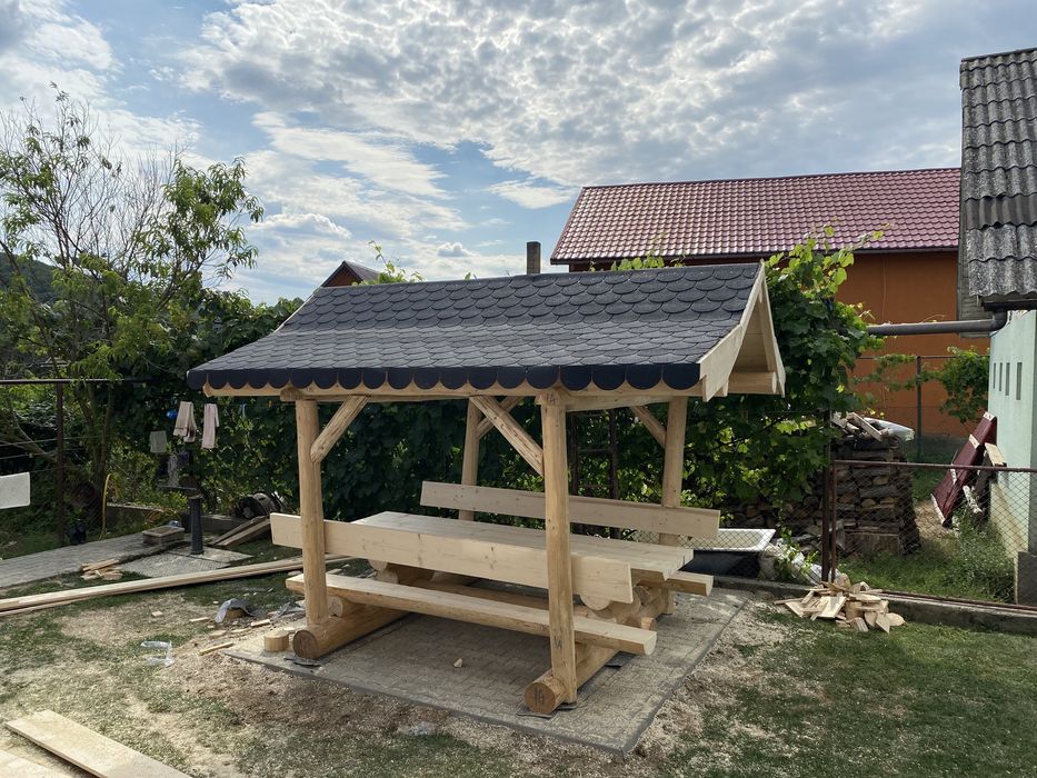 Foisor rustic/ masa cu acoperis  din lemn rotud