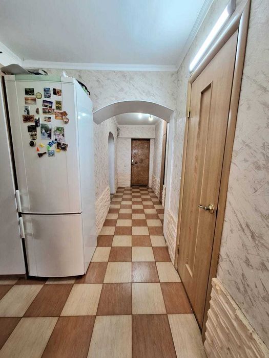 Продаётся  4 комн. квартира, район Универмаг