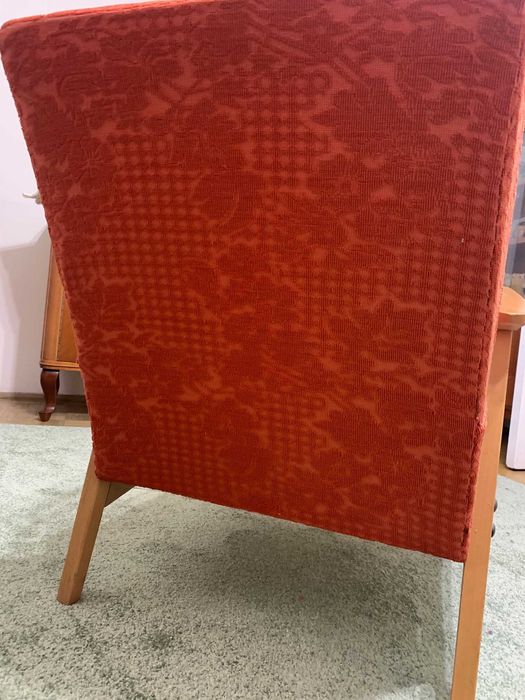 fotoliu tapitat rosu