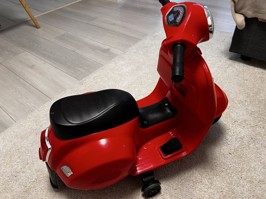 Scuter electric Vespa pentru copii (2 ani+) baterie noua  stare excelenta