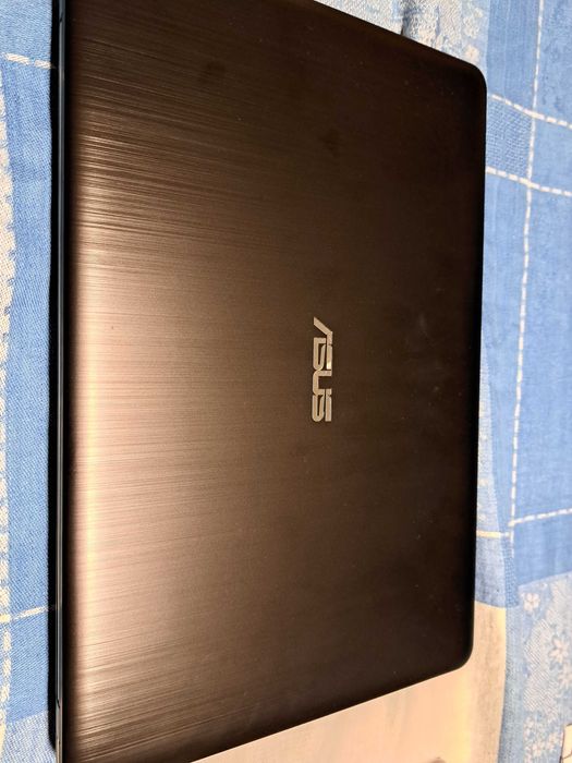 Продавам лаптоп Asus