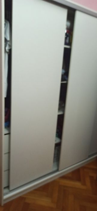 Dulap alb cu uși glisante