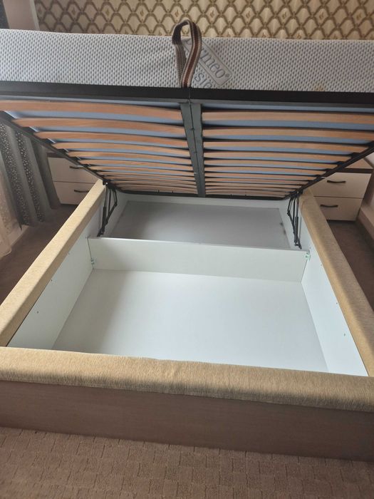 Pat dormitor si 2 comode