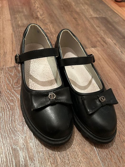 Продам школьные туфли