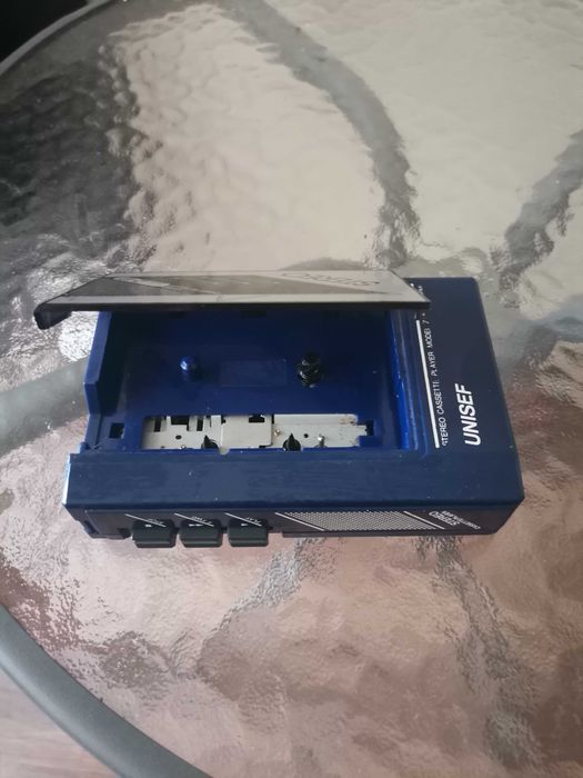 Продавам  Walkman японски стерео UNISEF модел Z-10  в добро състояние всичко работи има и адаптер за ток