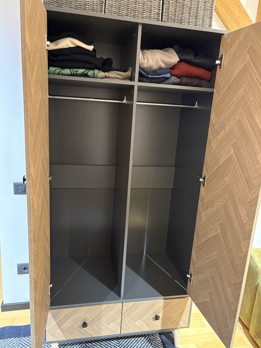 Dulap cu fronturi chevron/herringone cu picioare