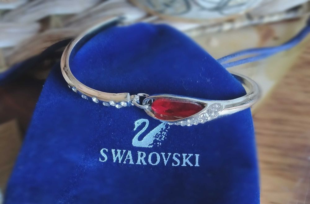 Нова,дамска сребърна гривна с висулка. Различни модели. В кутия.