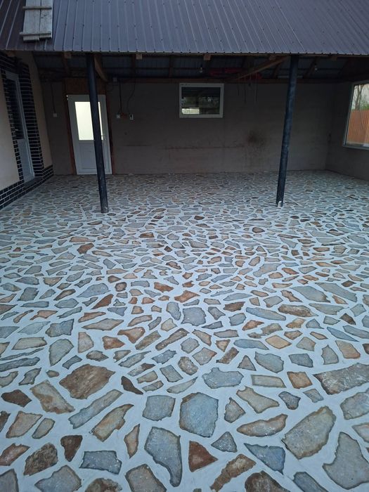 Vând ,montez piatră