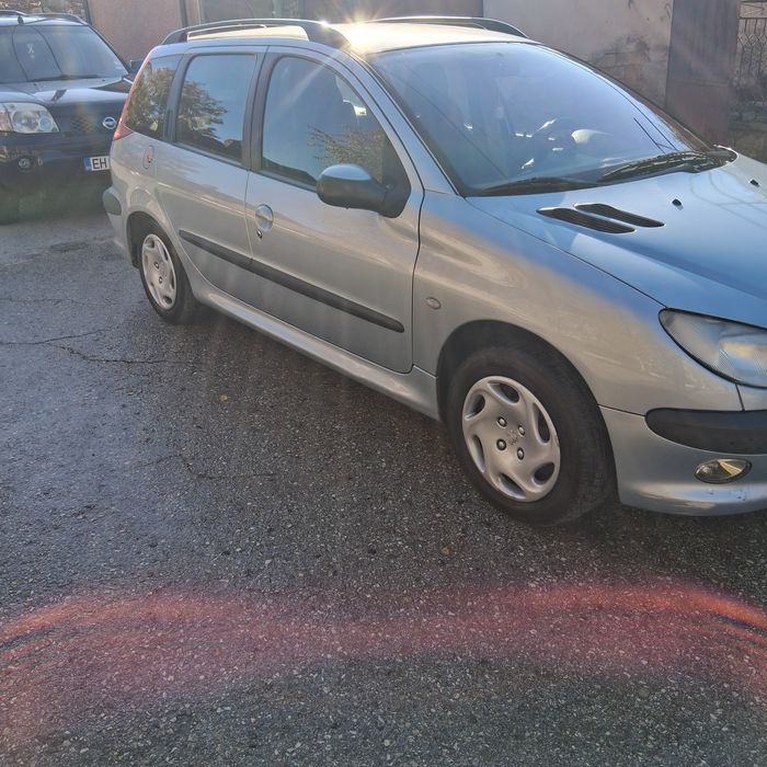 Продавам Peugeot 206 /комби / 2003 г. / в движение кара се всеки ден /