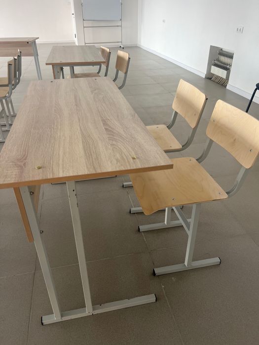 Парта школьная с двумя стульями