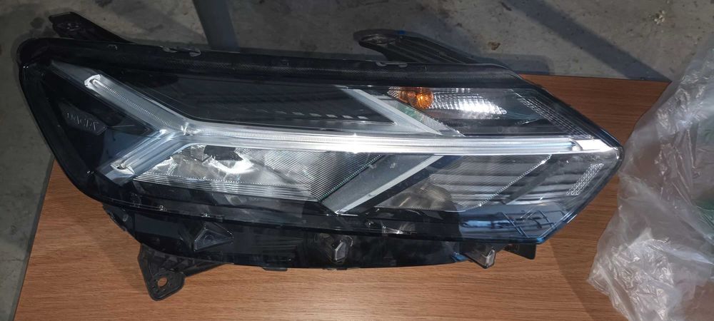 Far stanga / dreapta logan 2 si 3 cu prnderi complete , reparate