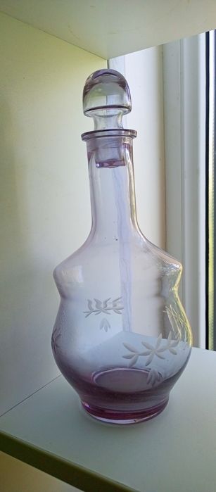 Посуда графины и 2 одинаковые вазы