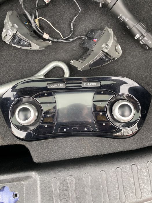 Централна конзола,волан,километраж Nissan Juke