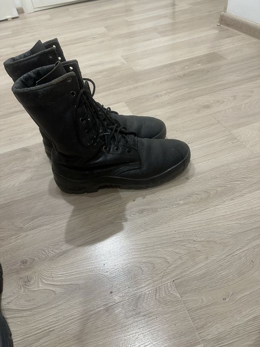 Продам 2 пар берцы размер 42