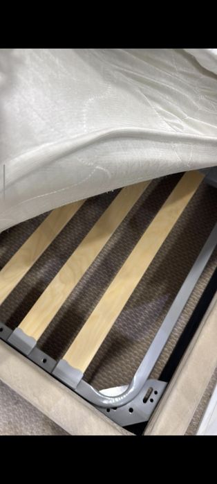 Двуспальная кровать