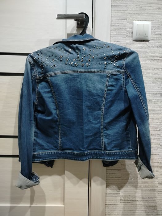 Продам джинсовую куртку для девочки