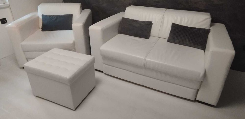 Бял Диван,фотьойл и табуретка от еко кожа.